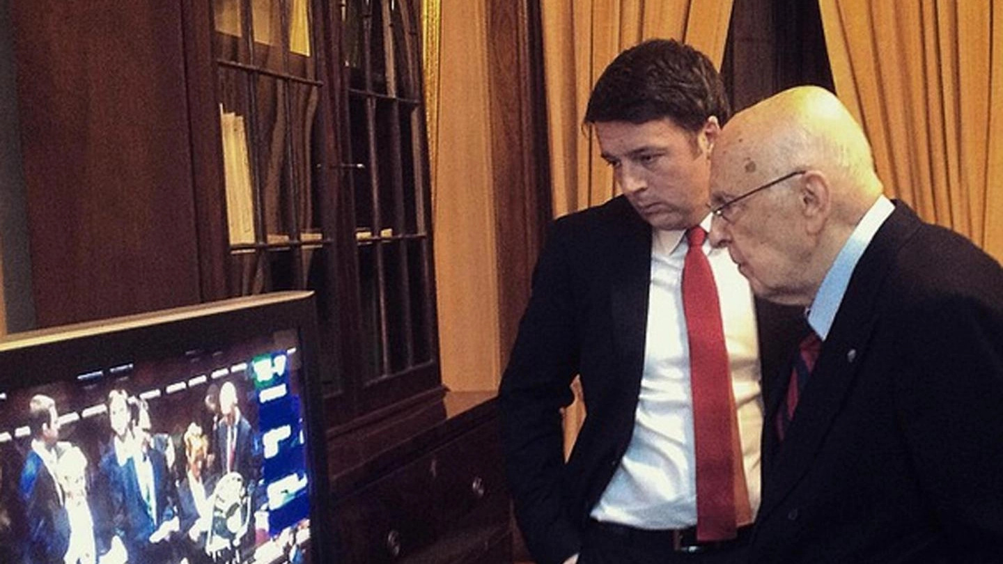 Il premier Renzi segue lo spoglio con Napolitano (Ansa)