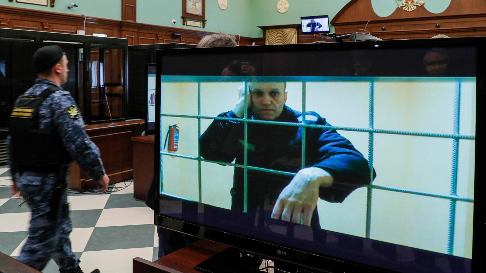 Alexei Navalny in video dalla colonia penale dove è detenuto (Ansa)
