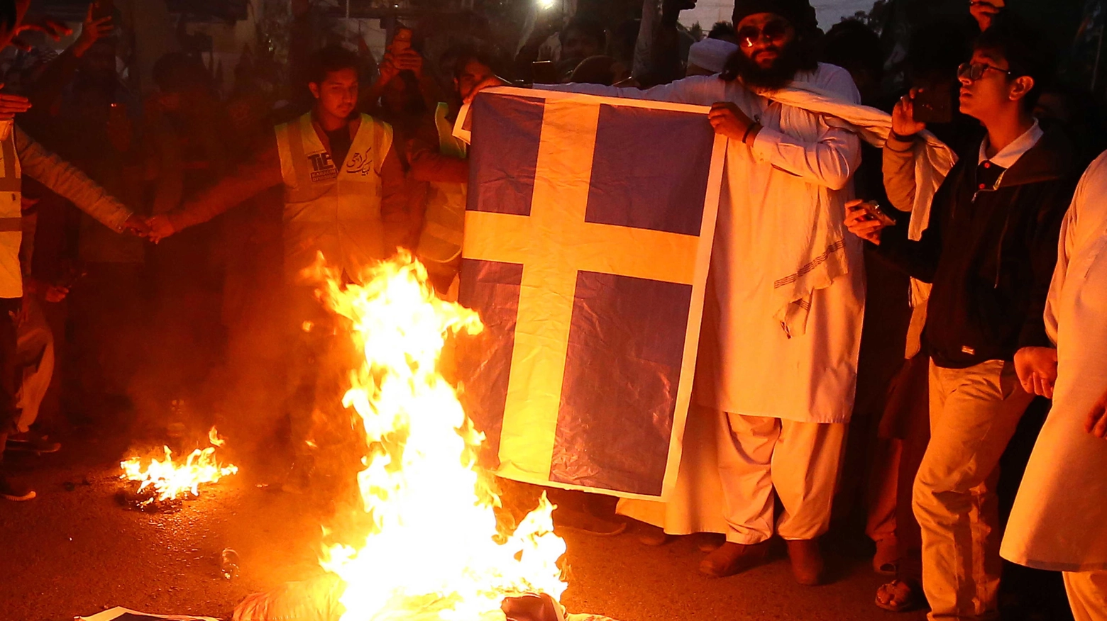Bandiera svedese bruciata in Pakistan (Ansa)