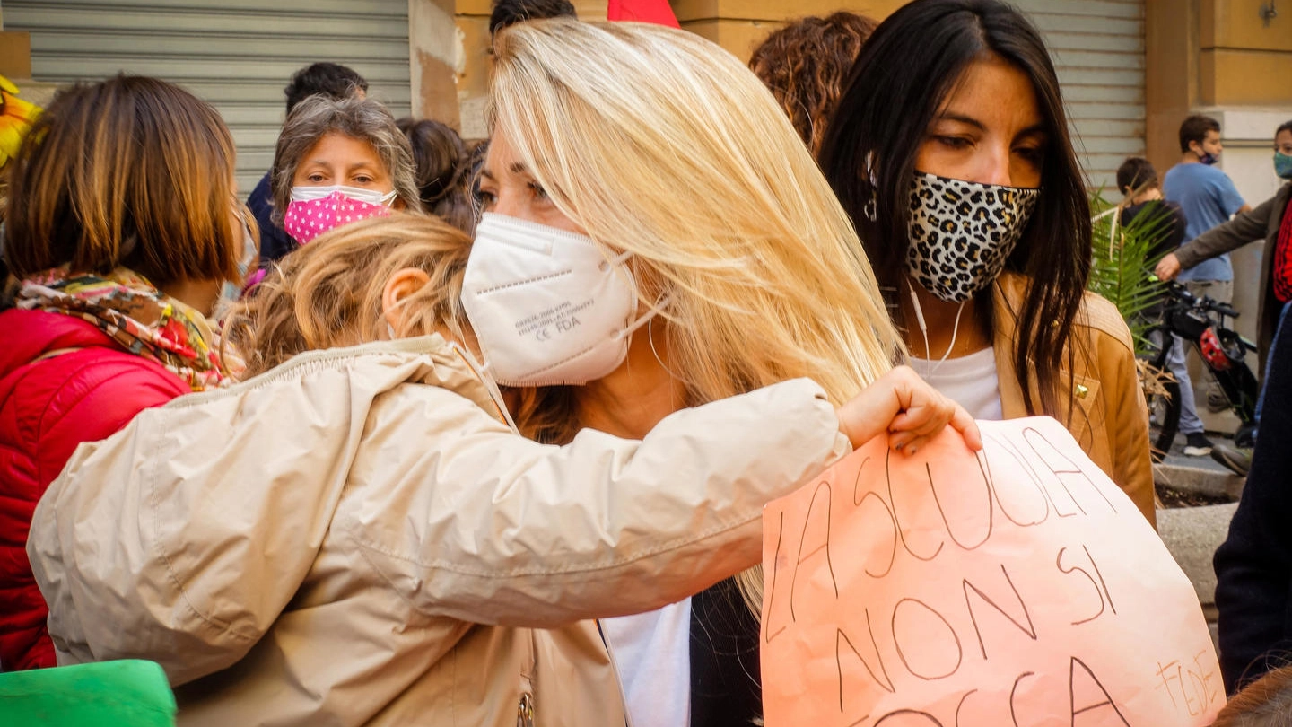 Manifestazione delle mamme contro la chiusura delle scuole in Campania (Napoli)