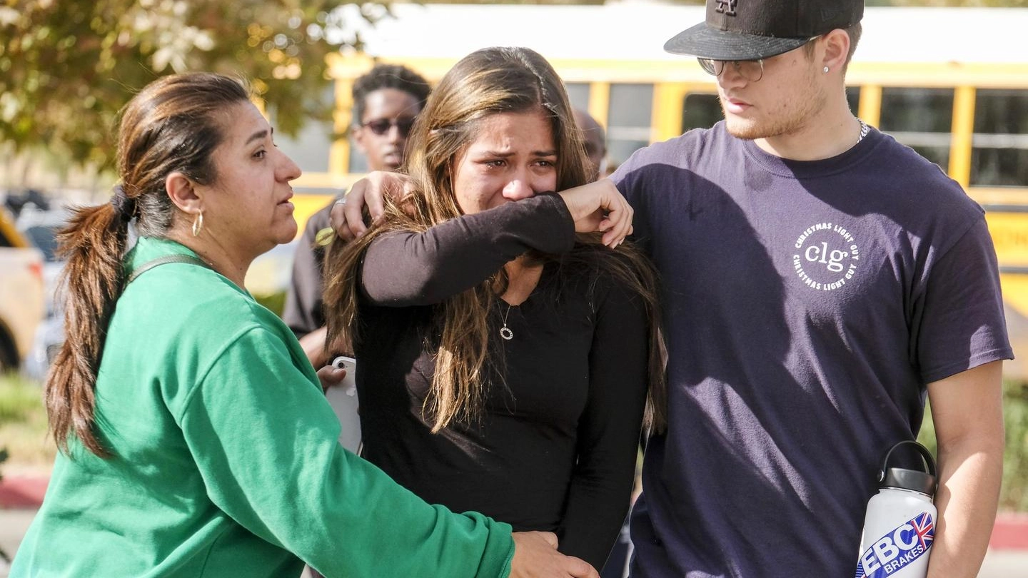 Studenti sotto choc dopo la sparatoria nel liceo di Santa Clarita (Ansa)