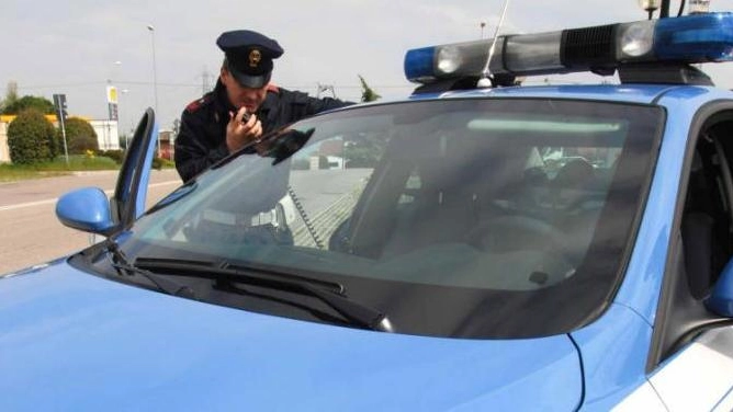 I poliziotti del commissariato di Fermo sulle tracce  dei ladri (foto d’archivio)