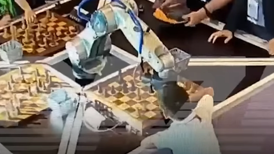 Il momento in cui il robot schiaccia il dito del bambino sulla scacchiera