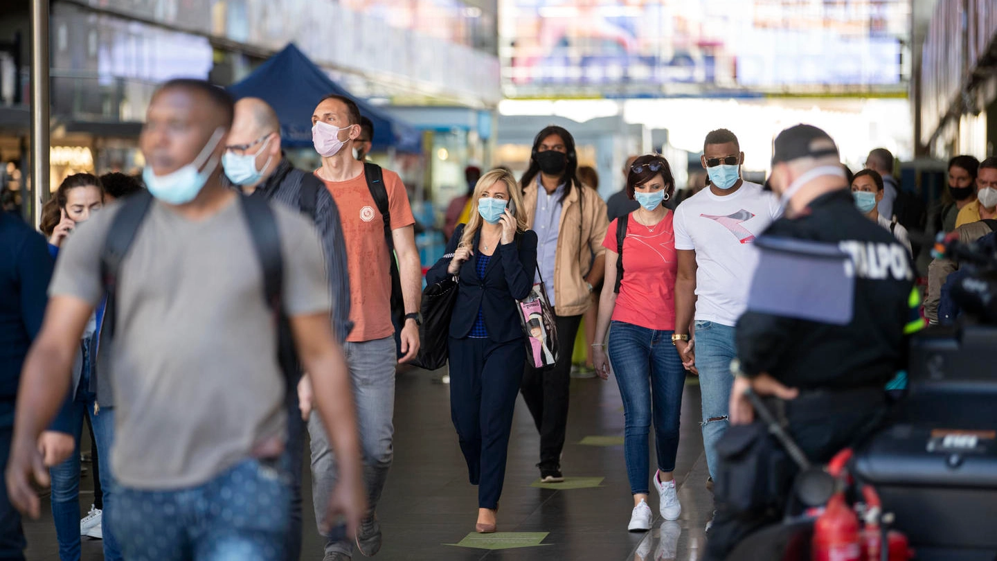 Gente con le mascherine alla stazione Termini (Ansa)