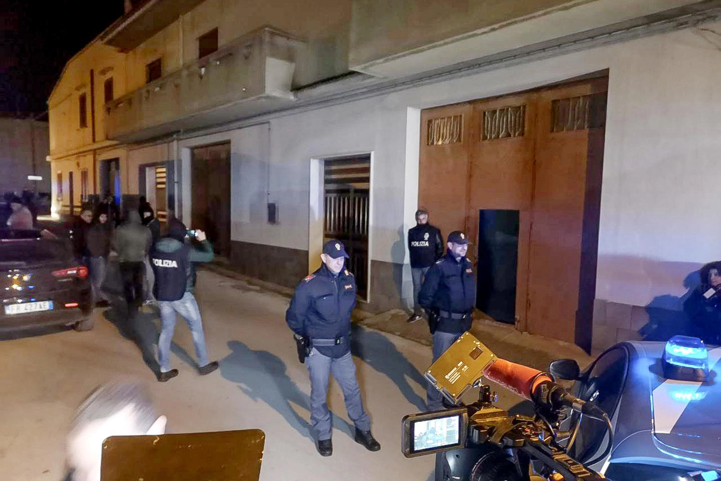 Polizia davanti all'appartamento ritenuto in uso a Messina Denaro fino a giugno (Ansa)