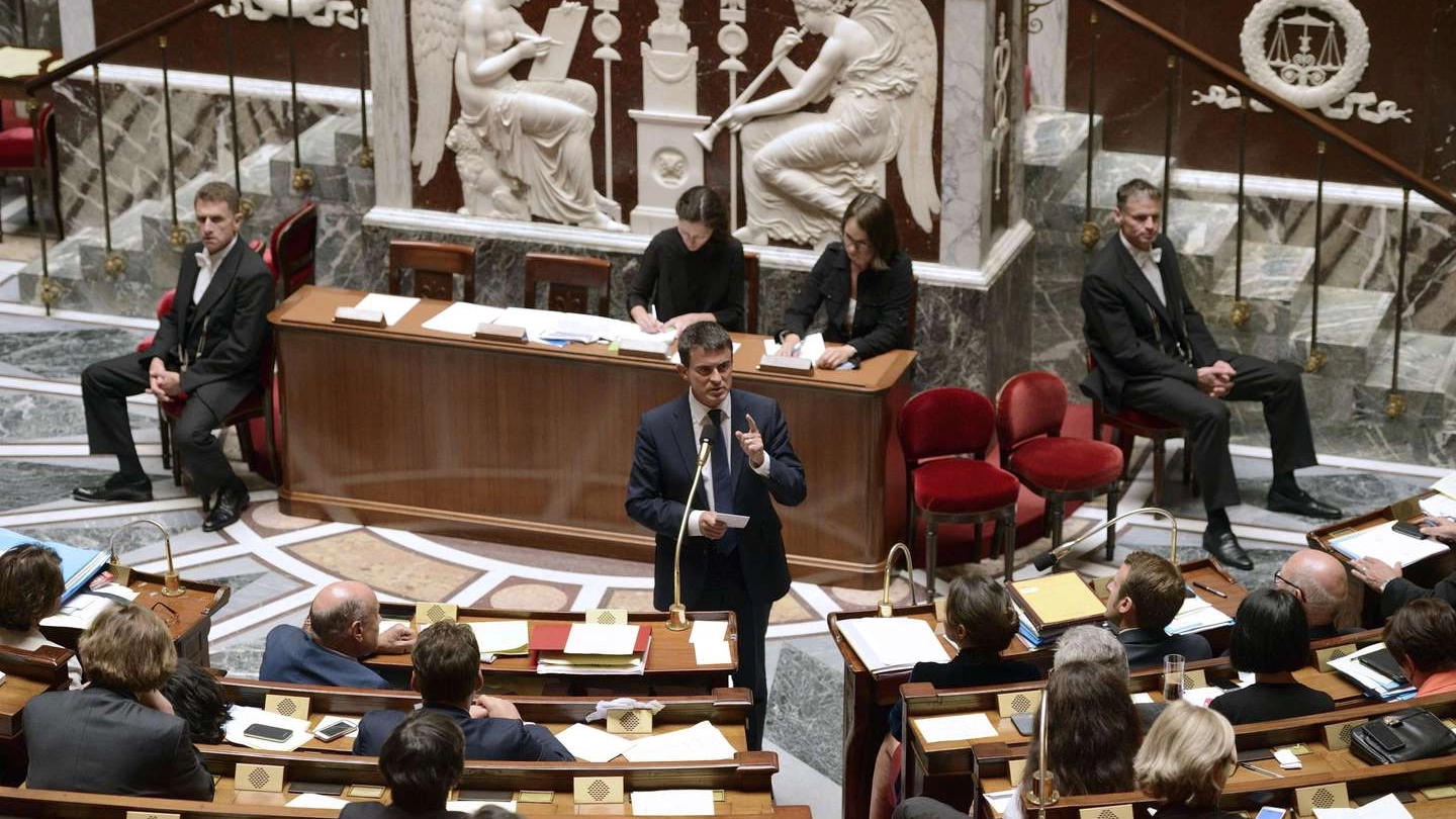 Il primo ministro Manuel Valls durante il suo discorso al'assemblea nazionale (AFP PHOTO)