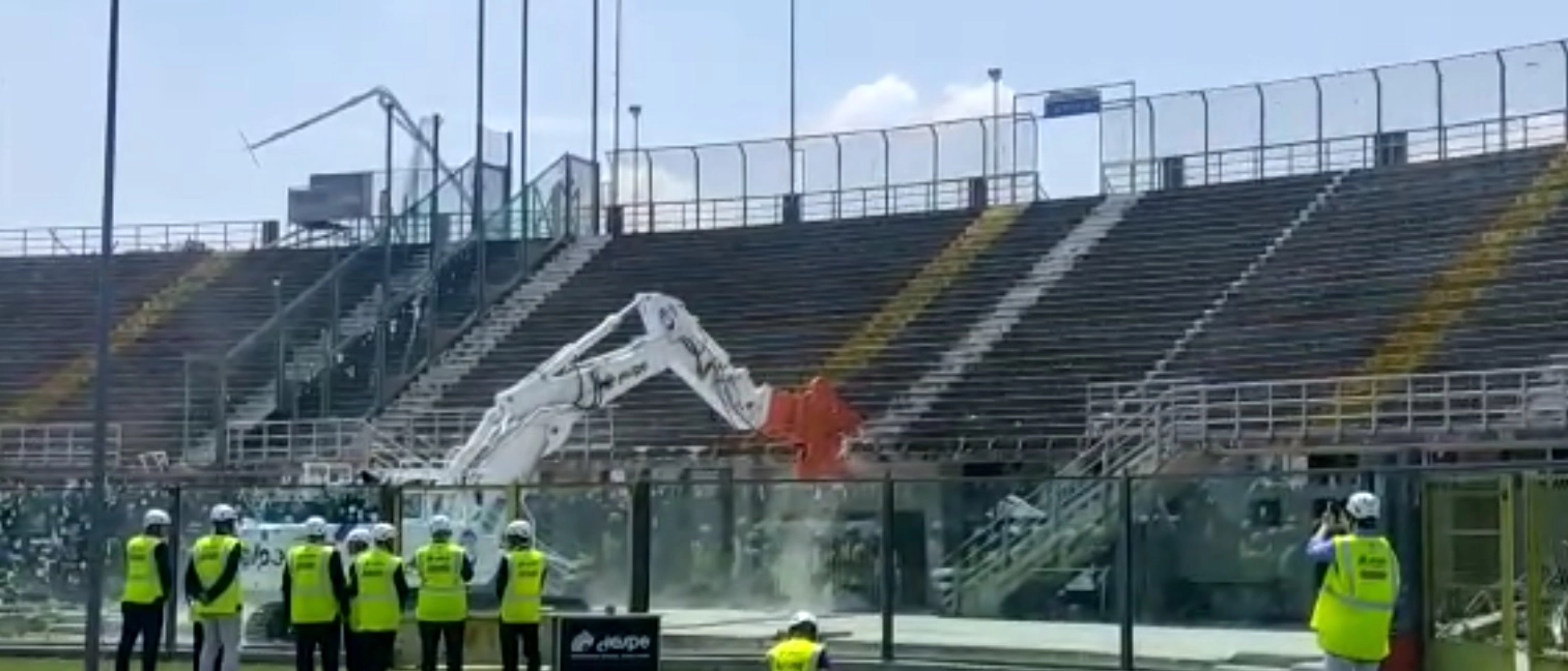 Atalanta, le ruspe demoliscono la curva Sud del Gewiss Stadium di Bergamo / IL VIDEO