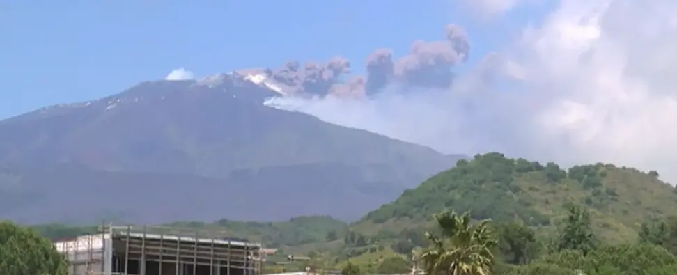 Etna di nuovo in eruzione, il video del vulcano