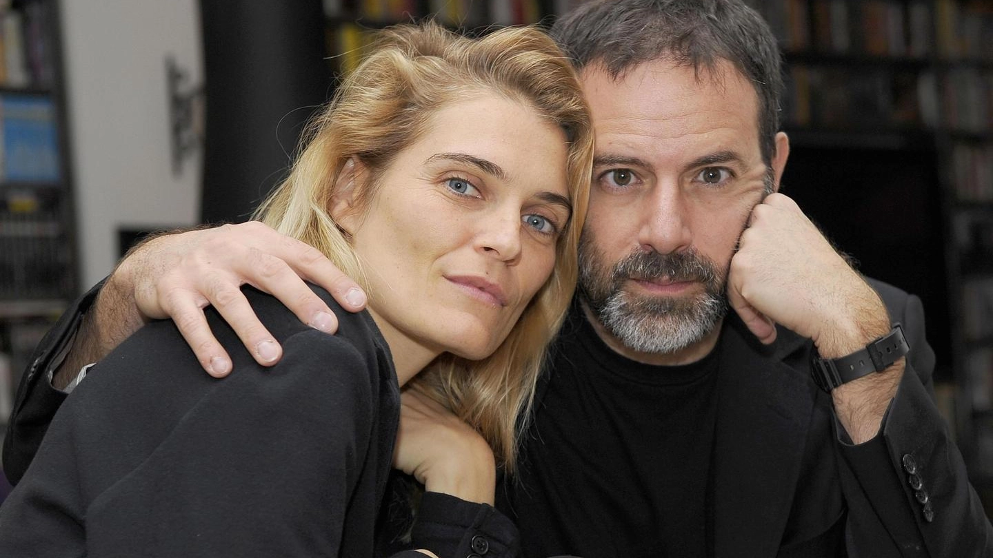 Il regista Fausto Brizzi, insieme a sua moglie Claudia Zanella (Ansa)