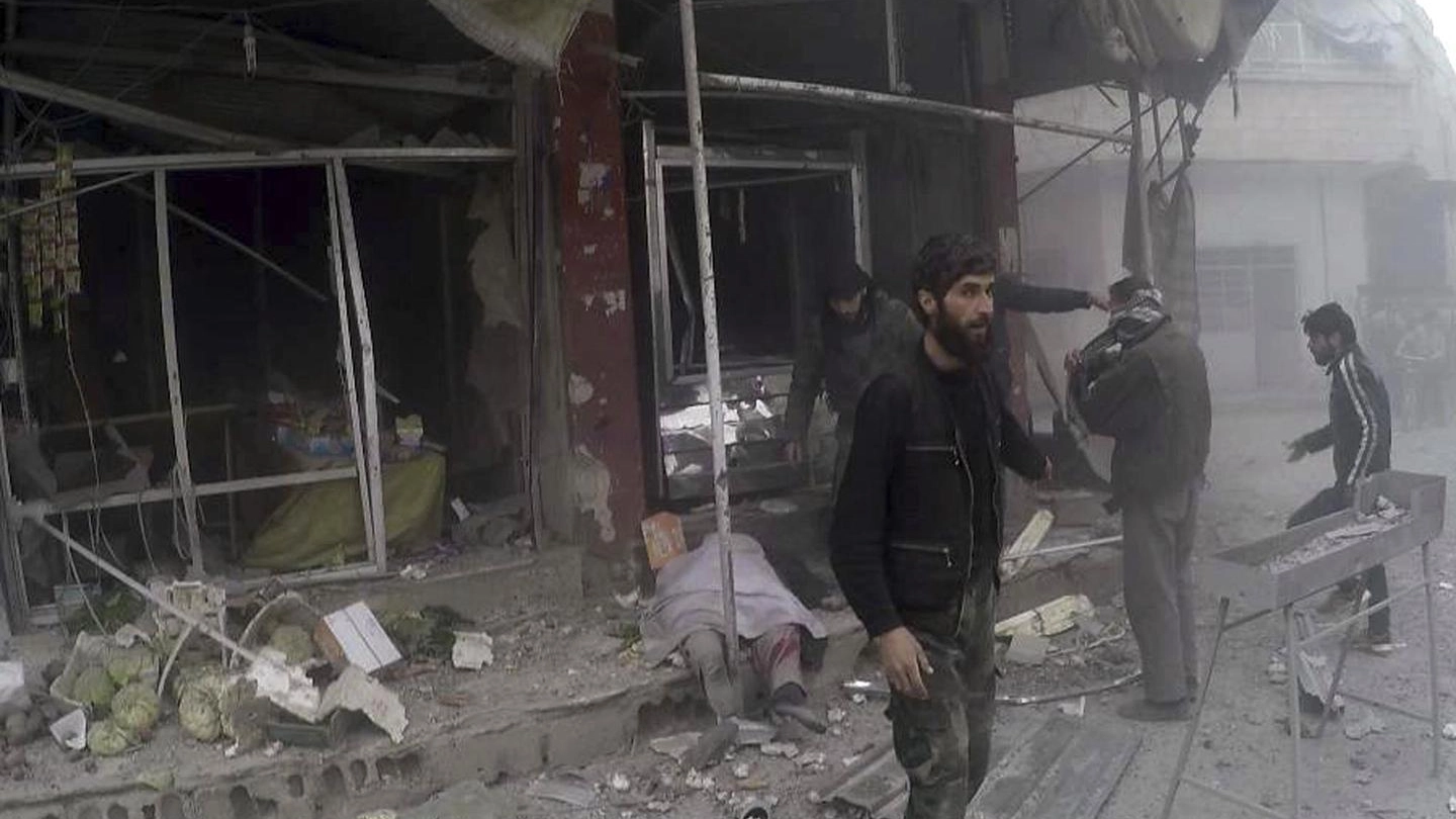 Bombardamenti vicino a Damasco (Ansa)