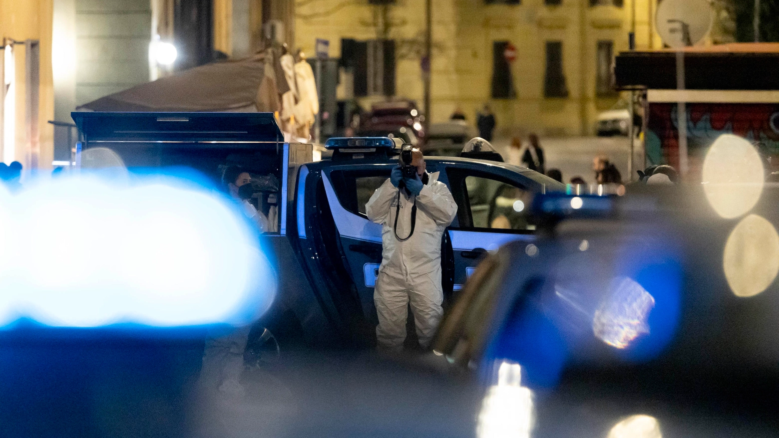 Polizia scientifica sul luogo di un omicidio a Roma nel quartiere Esquilino