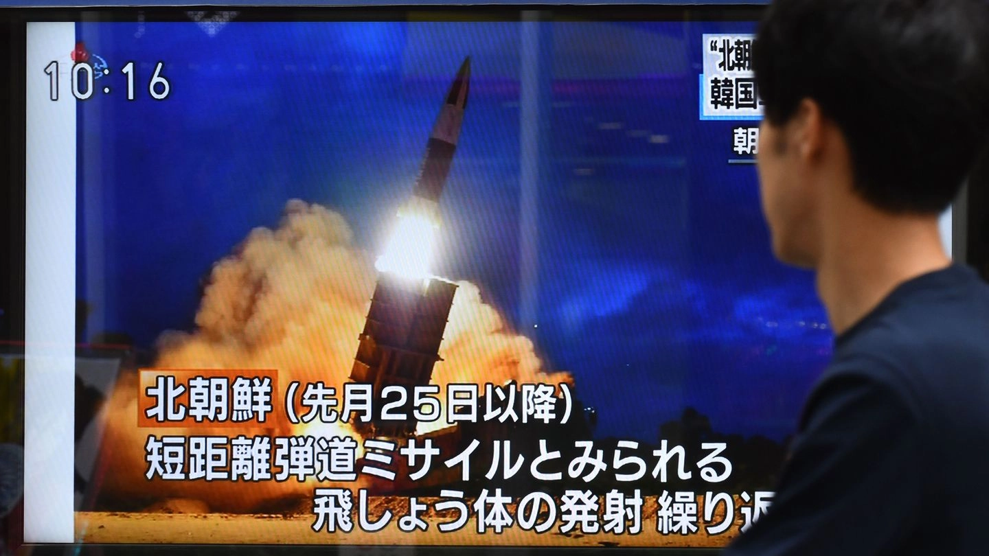 La tv giapponese mostra il lancio di un missile nordcoreano (LaPresse)