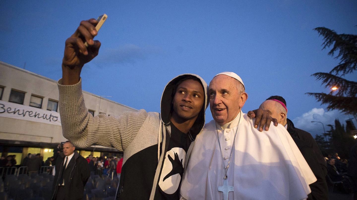 Papa Francesco con un migrante (Olycom)