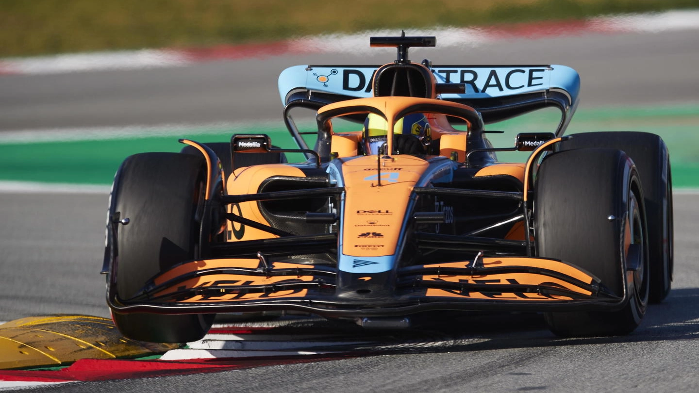 Lando Norris durante i test sulla nuova McLaren (Ansa)
