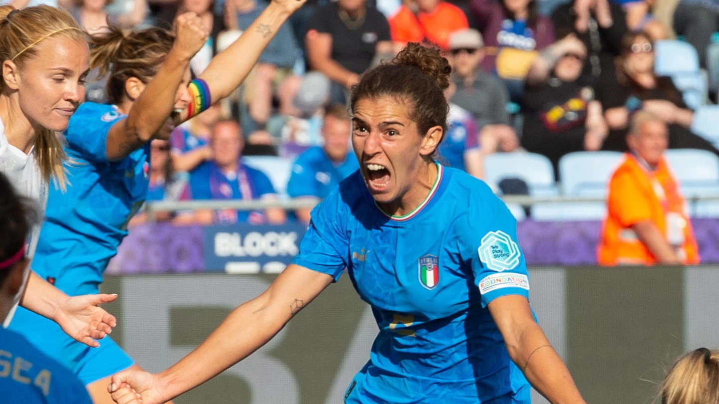 Valentina Bergamaschi esulta dopo il gol all'Islanda (Ansa)
