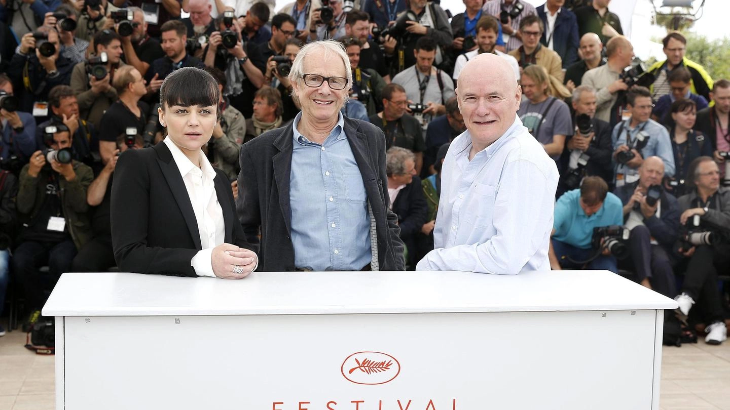 Il regista Ken Loach a Cannes tra Hayley Squires e Dave Johns (Ansa)