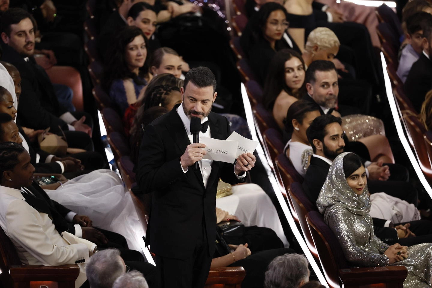 Jimmy Kimmel durante gli Oscar (Ansa)