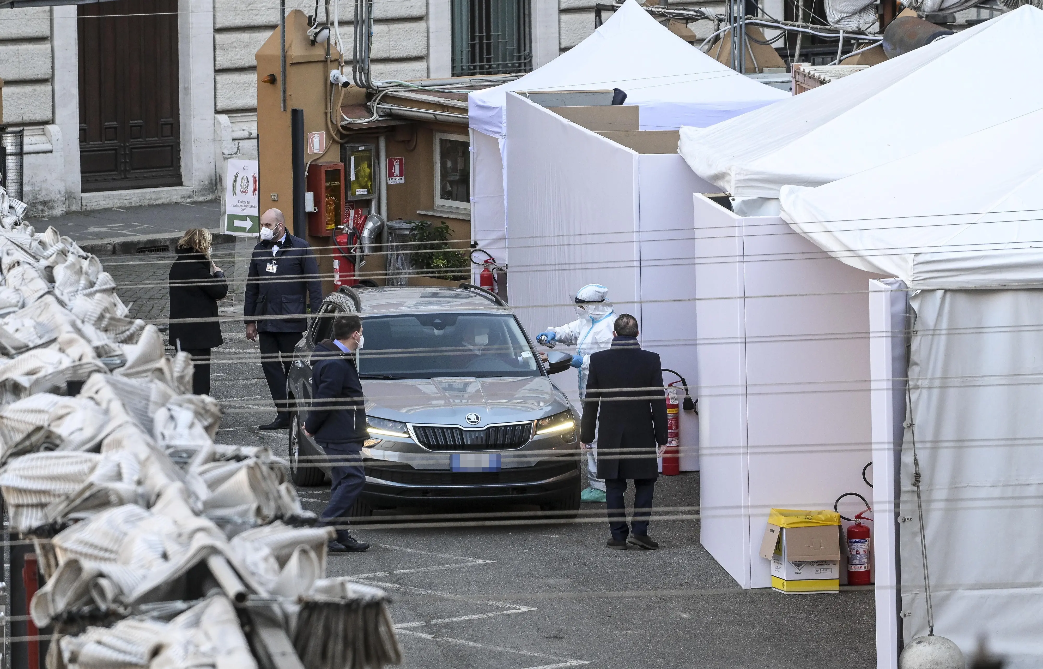 Guida e vota: l’urna è un drive in Ma la liturgia scalda solo i peones