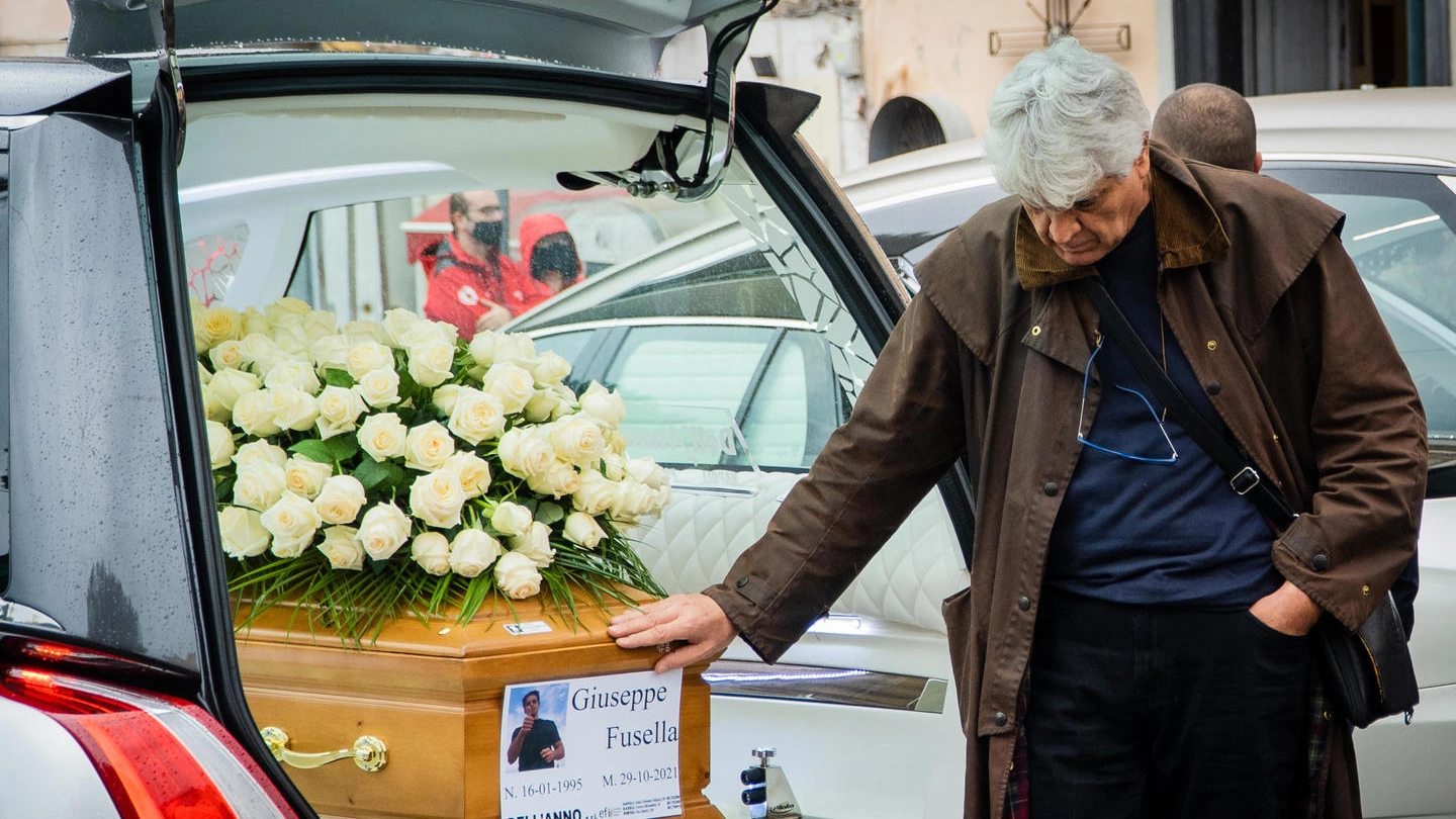 Il dolore dei parenti durante i funerali di Tullio Pagliaro e Giuseppe Fusella