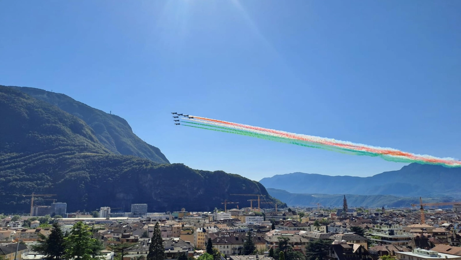 Le Frecce Tricolori tornano a sfrecciare su Trento e Bolzano. Niente  esibizione e tante critiche