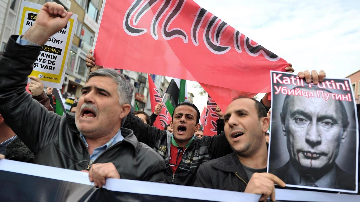 Cittadini turchi protestano a Istanbul contro Putin (Ansa)