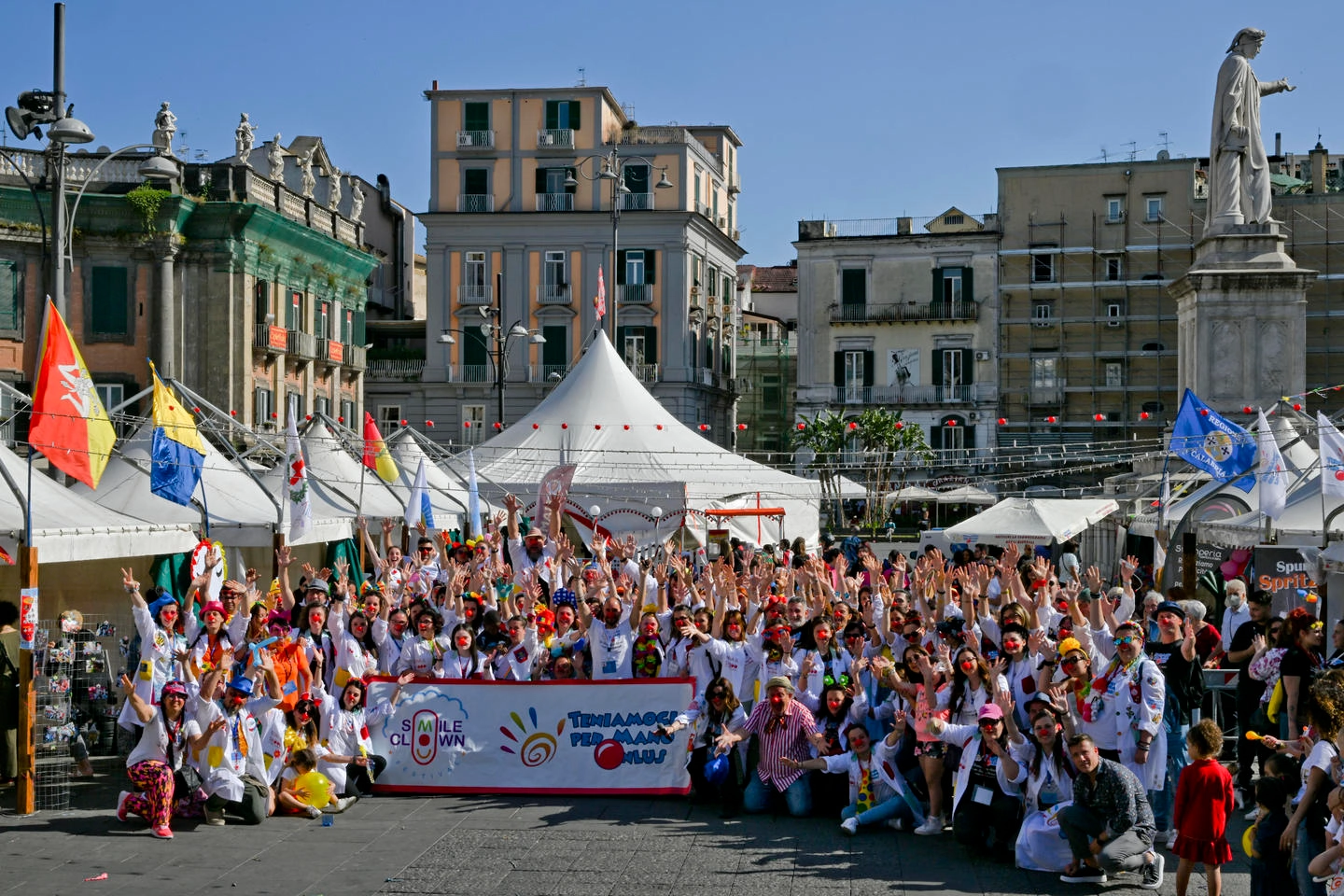I clownterapisti nel villaggio 'dei nasi rossi' allestito in piazza Dante a Napoli 