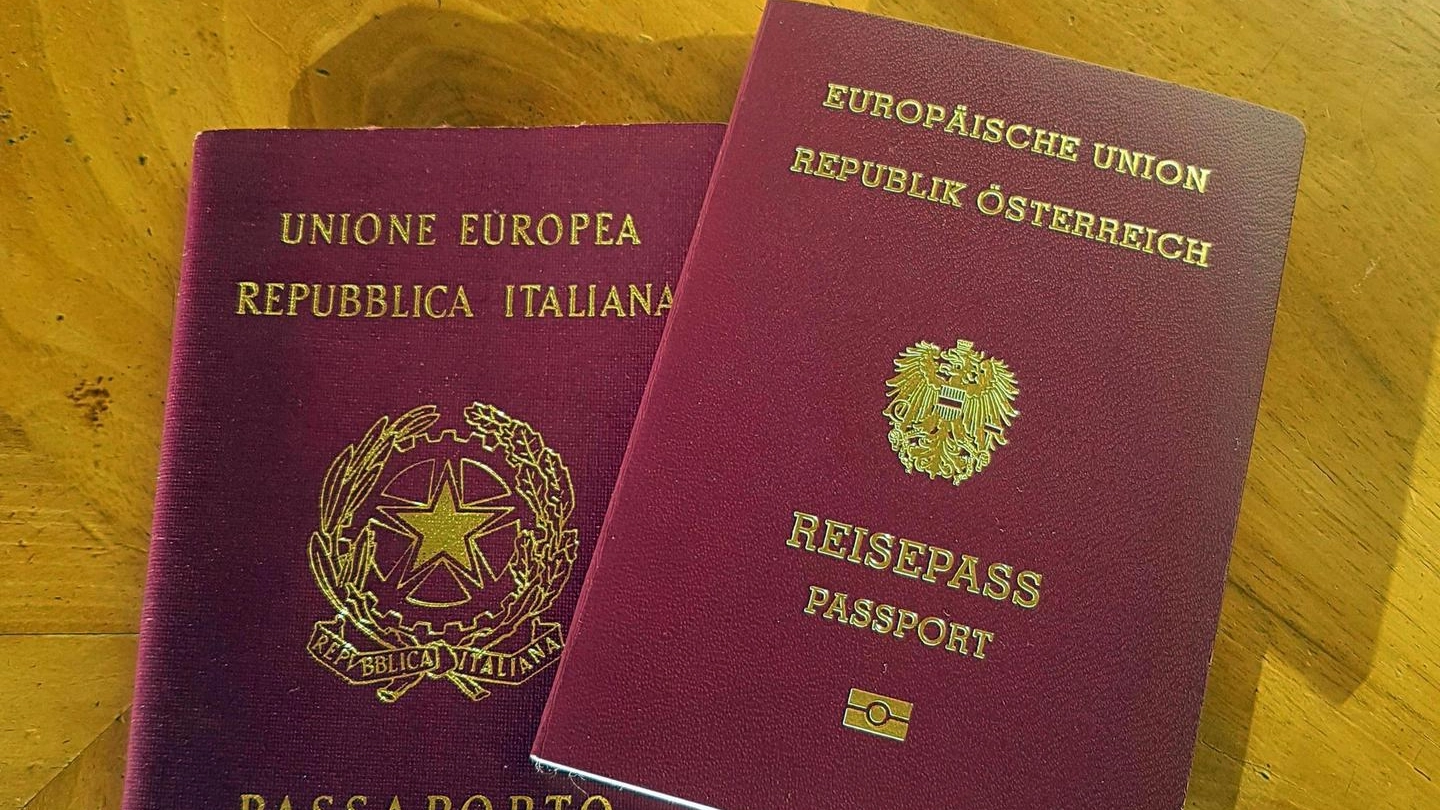 Un passaporto italiano e uno austriaco (Ansa)