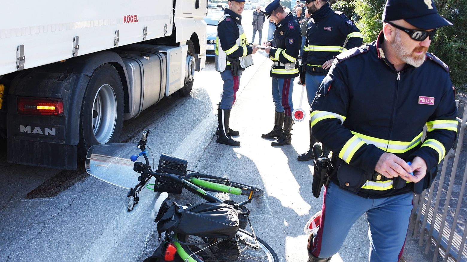 Incidente stradale tra un camion e una bici, una foto d'archivio(Foto Migliorini)