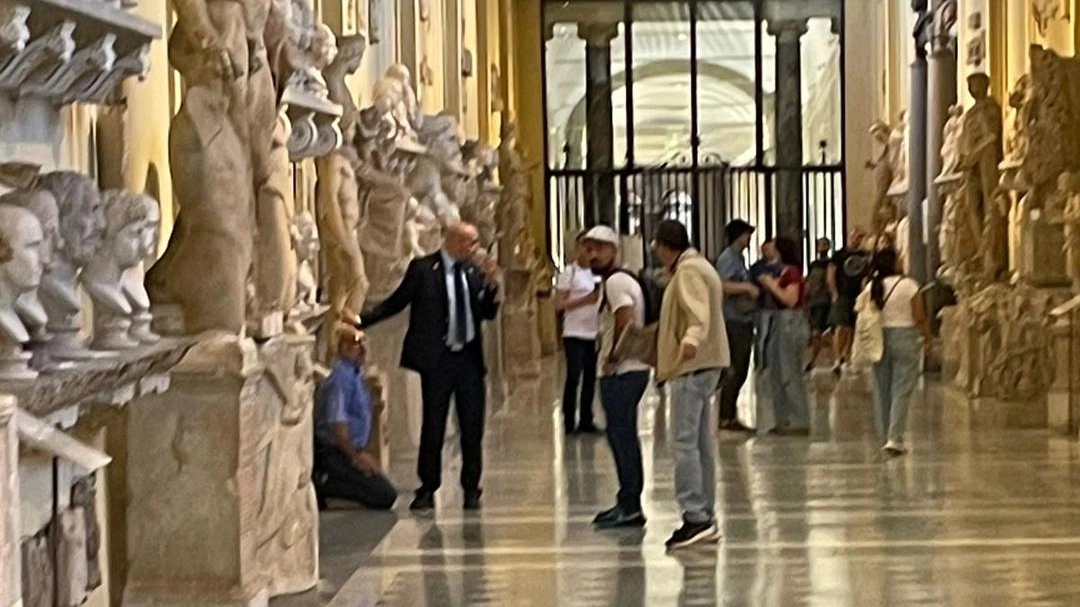 I due busti danneggiati nei Musei Vaticani (Dire)