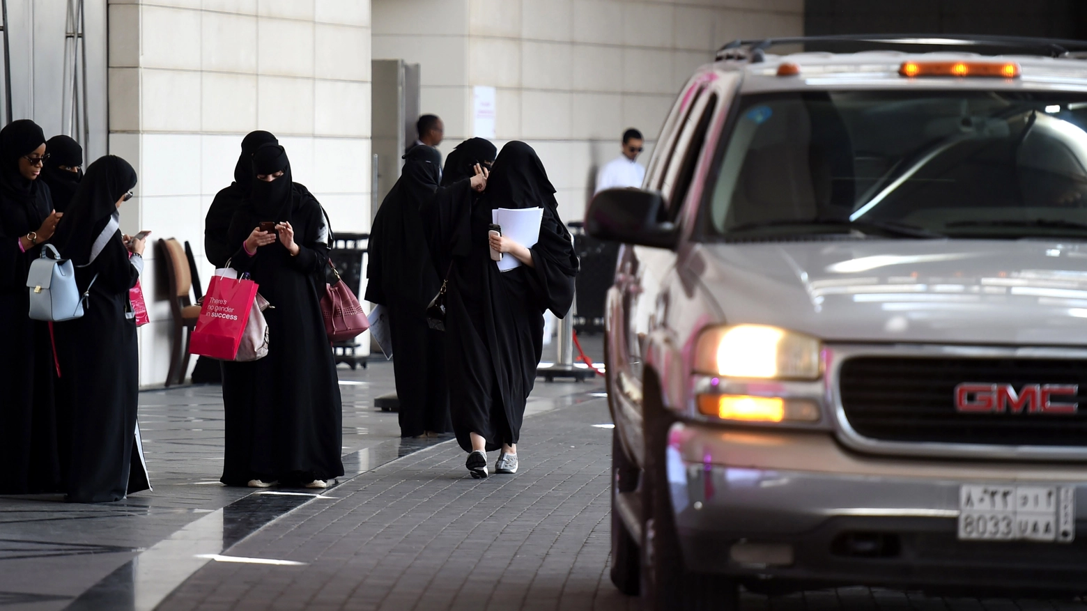 Donne saudite indossano il tradizionale abito nero (Afp)