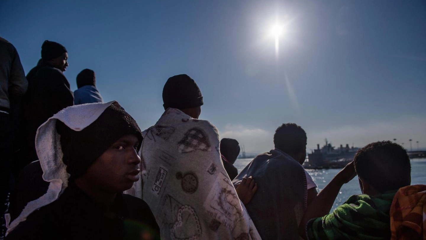 Migranti sulla nave Aquarius lo scorso 23 aprile (Ansa)