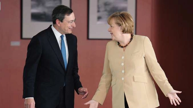 Mario Draghi e Angela Merkel (Ansa)