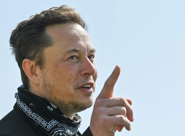 Elon Musk: “Stop all’intelligenza artificiale”. Ma sperimenta chip sull’uomo