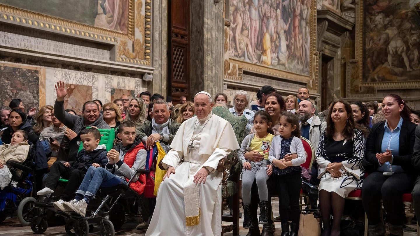 Papa Francesco, foto di gruppo con i rom e i sinti accolti in Vaticano (Ansa)