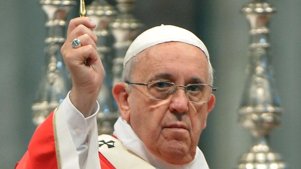 Papa Francesco sposa 20 coppie in San Pietro (AFP)