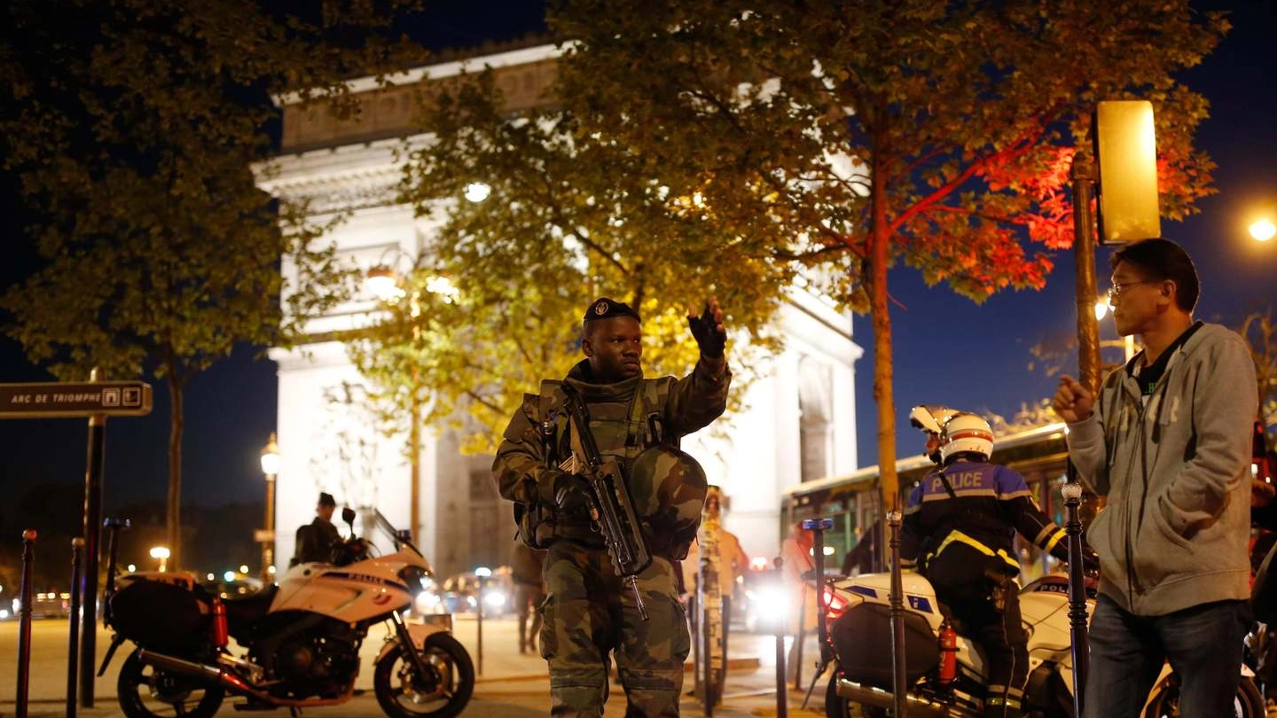 Parigi, Champs-Elysees transennati  dopo l'attentato (Lapresse)