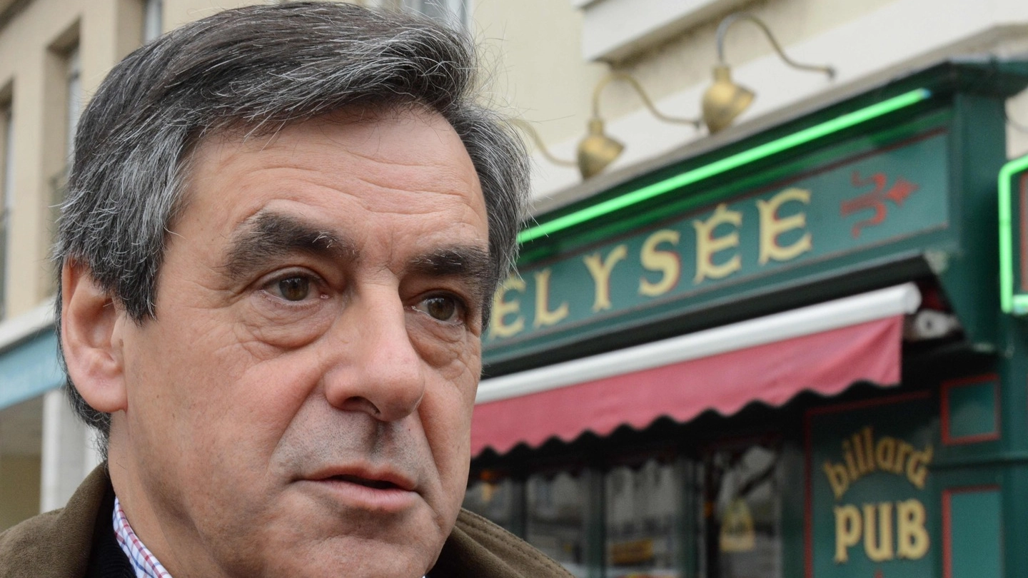 Francois Fillon, candidato della destra francese, formalmente incriminato (Afp)