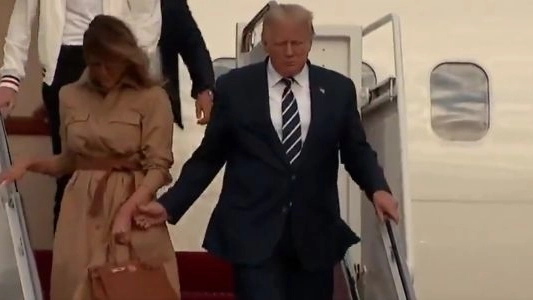 Melania Trump rifiuta la mano a Donald
