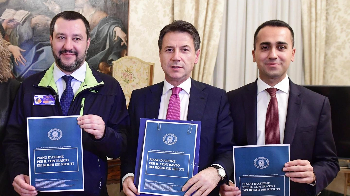 Salvini, Conte e Di Maio col protocollo d'intesa sui rifiuti (Ansa)
