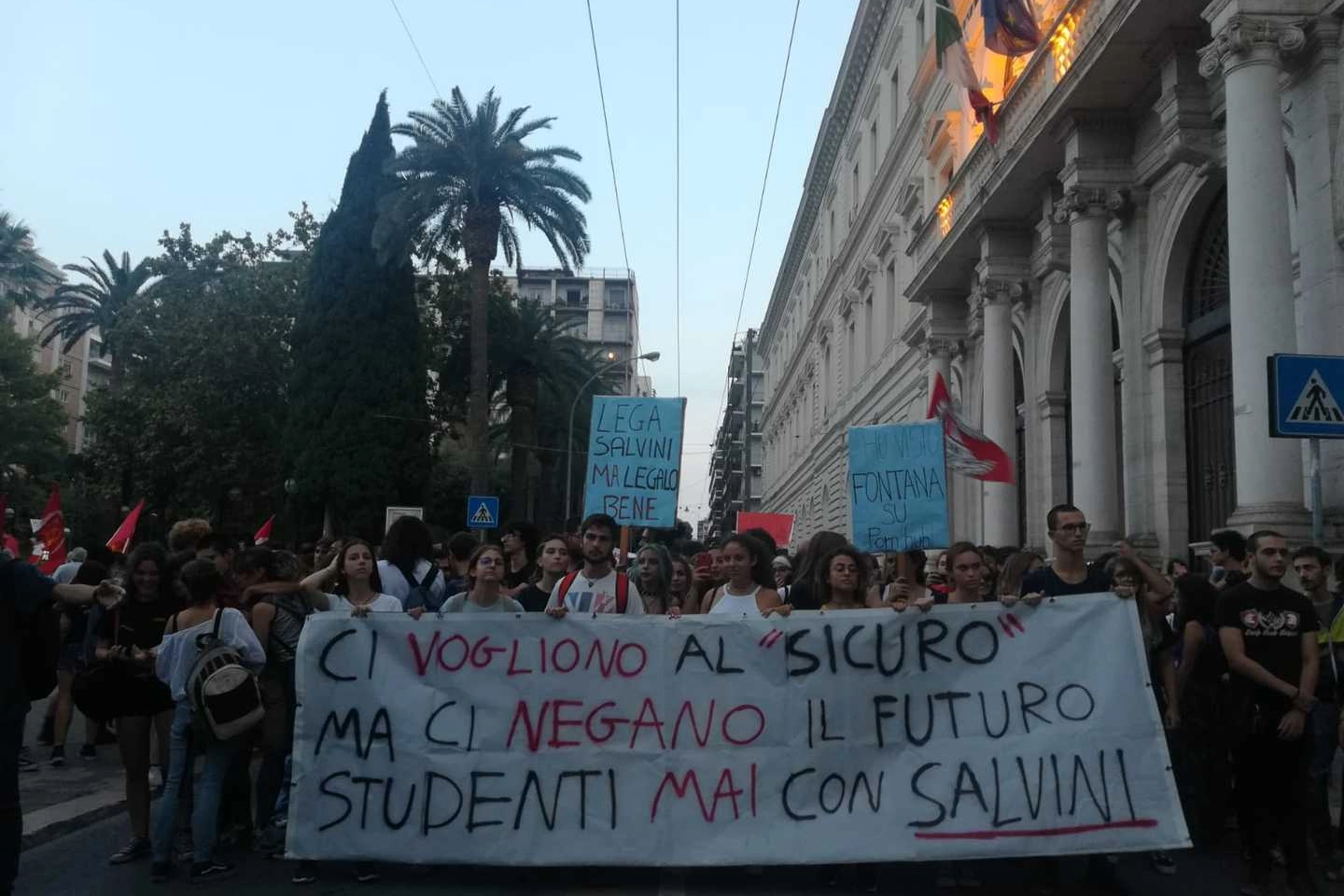 Il corteo anti Salvini a Bari prima dell'aggressione (Dire)