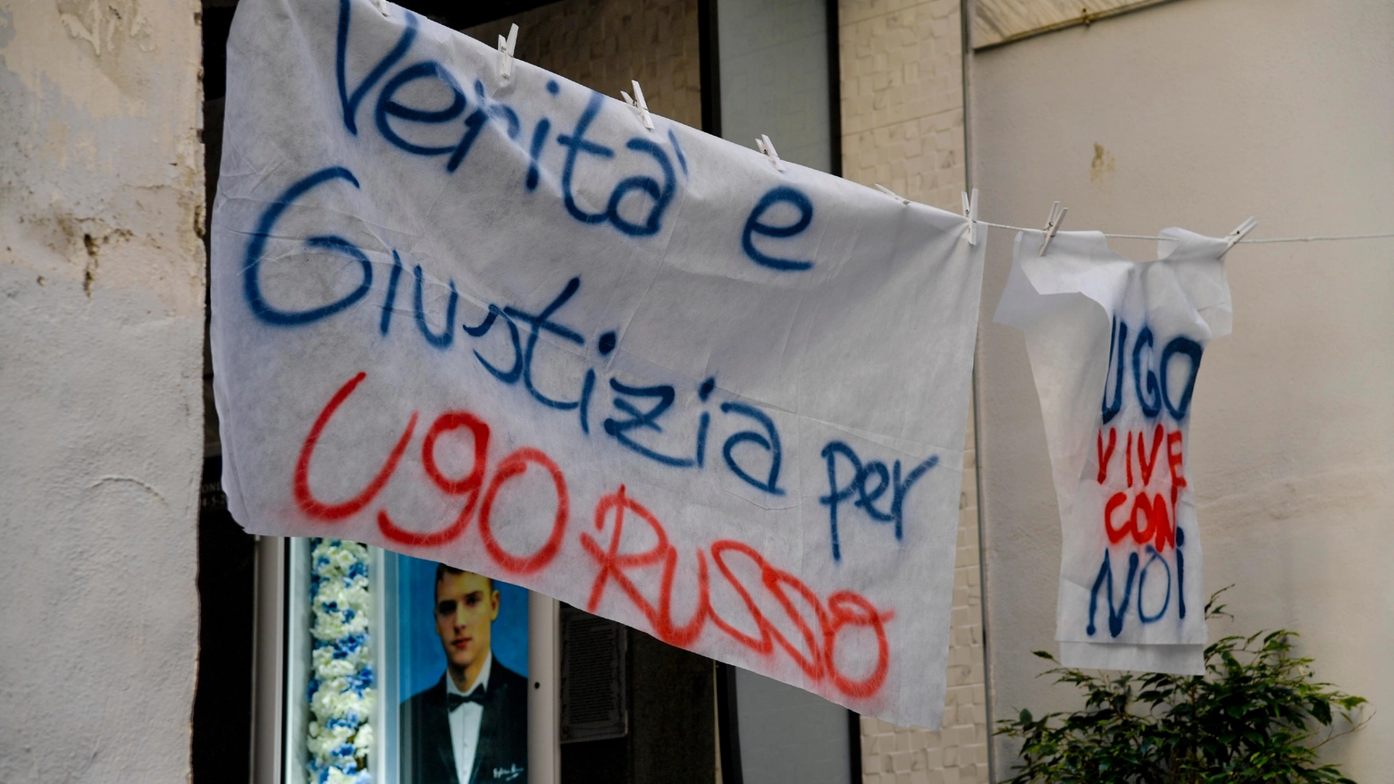 Uno striscione per Ugo Russo affisso nei Quartieri Spagnoli a Napoli
