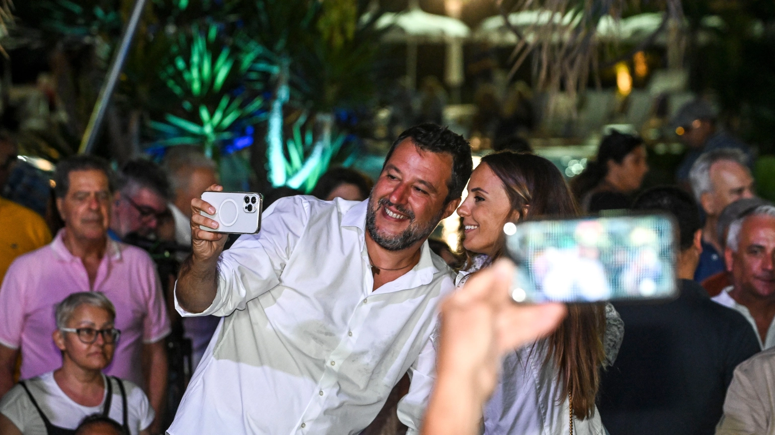 Matteo Salvini in mezzo ai suoi fans (Imagoeconomica)