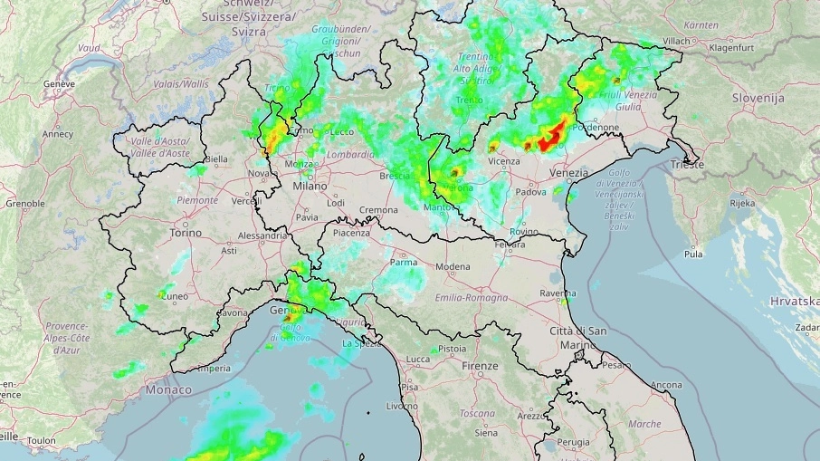 Meteo, la situazione radar nel Nord Italia a metà giornata di domenica