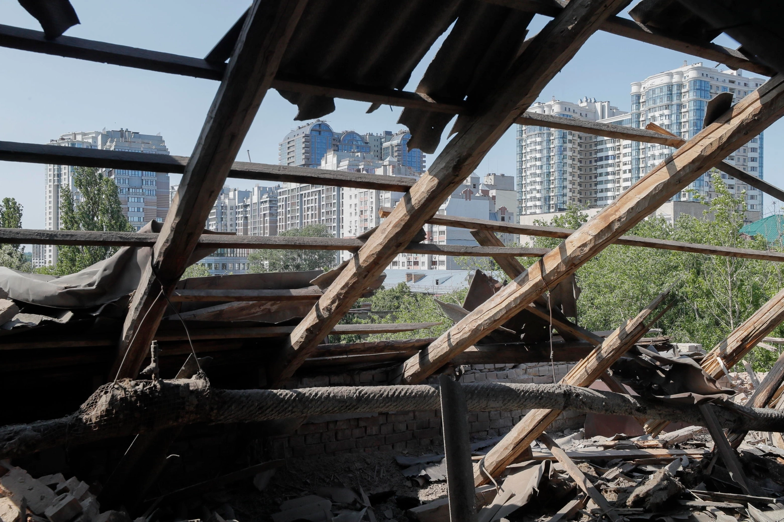 Edifici distrutti a Kiev (Ansa)