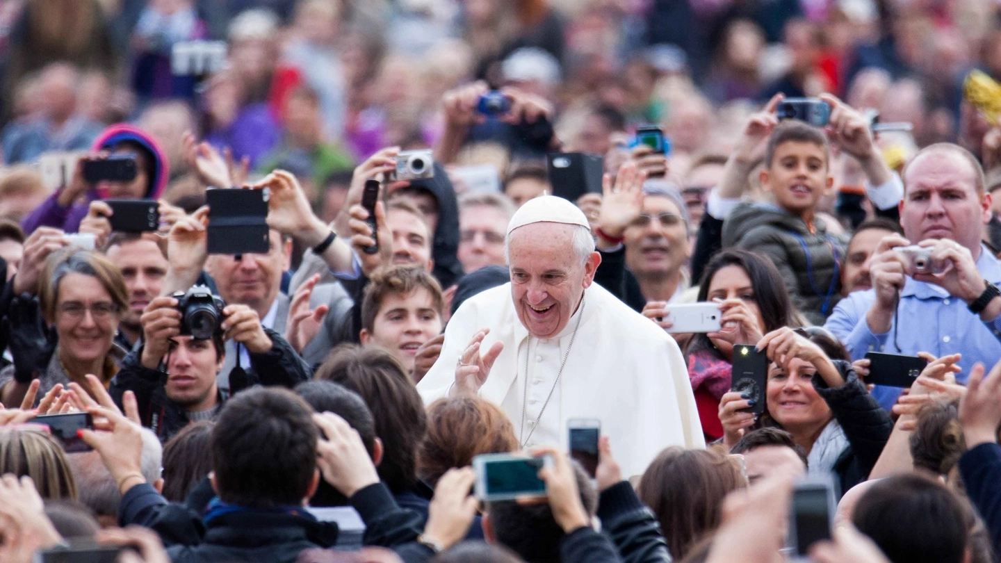 Folla, foto e sorrisi per papa Francesco in piazza San Pietro (Lapresse)