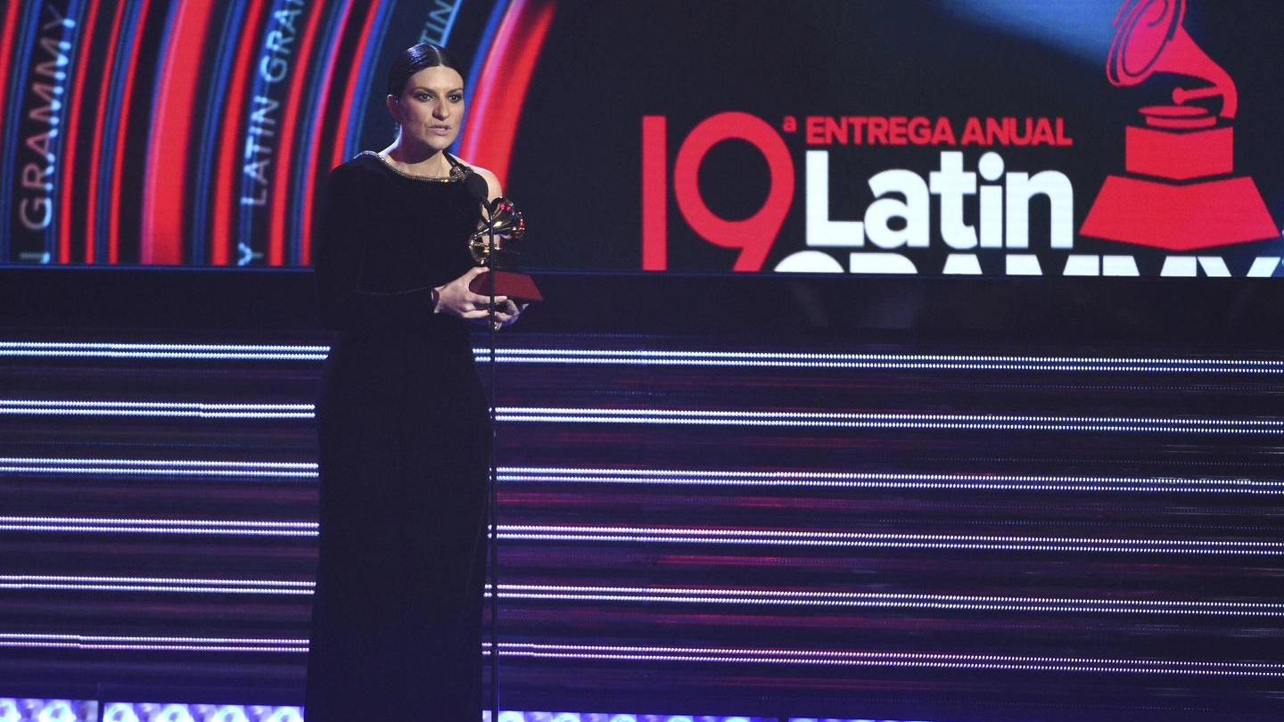 Laura Pausini emozionata riceve la statuetta del  Latin Grammy Awards (Ansa)