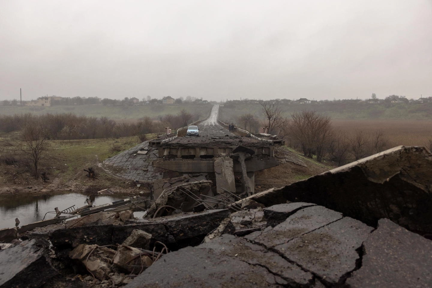 Un ponte distrutto a Kherson (Ansa)