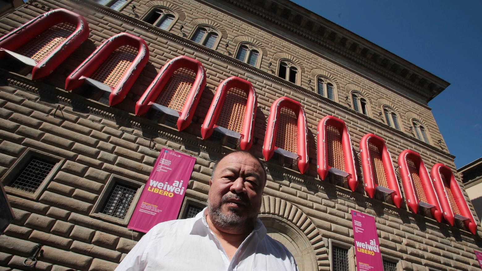 Ai Weiwei sotto “Reframe”, 22 gommoni che incorniciano Palazzo Strozzi (Pressphoto)