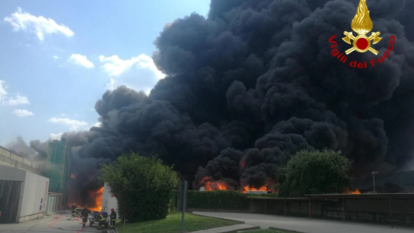 Incendio di una fabbrica di batterie, Avellino (Ansa)