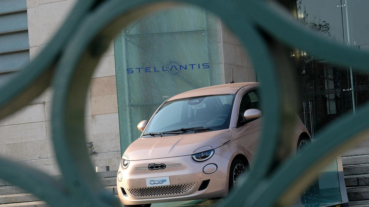 Una 500 all'uscita del palazzo Fiat Mirafiori che ospita la sede italiana di Stellantis